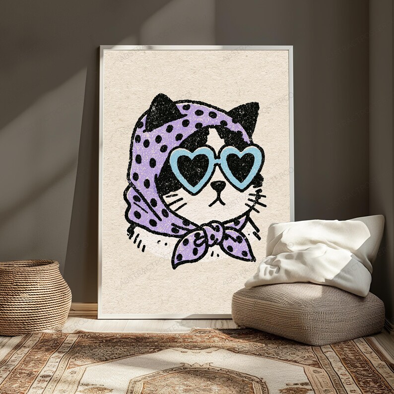 Pu&ograve; includere: Una stampa artistica da parete incorniciata raffigurante l'illustrazione di un gatto bianco e nero. Il gatto indossa un foulard viola chiaro a pois neri e occhiali da sole azzurri a forma di cuore. Il design ha una texture granulosa su fondo beige.