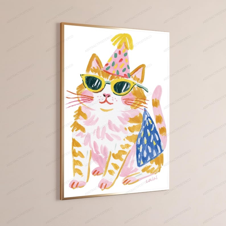 K&ouml;nnte beinhalten: Ein gerahmter Wandkunstdruck mit einer malerischen Illustration einer orangefarbenen getigerten Katze, die einen bunten Partyhut mit rosa und gelben Punkten, eine gr&uuml;ne Sonnenbrille und einen blau gemusterten Umhang tr&auml;gt, vor wei&szlig;em Hintergrund.