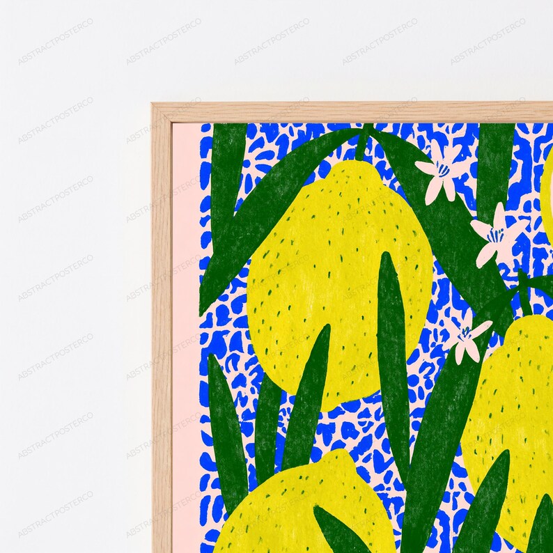 K&ouml;nnte beinhalten: Ein gerahmter Kunstdruck mit einem lebendigen Muster aus leuchtend gelben Zitronen, dunkelgr&uuml;nen Bl&auml;ttern und kleinen wei&szlig;en Bl&uuml;ten vor einem kr&auml;ftigen blauen Leopardenmuster, eingefasst in einen hellen Holzrahmen mit blassrosa Rand.