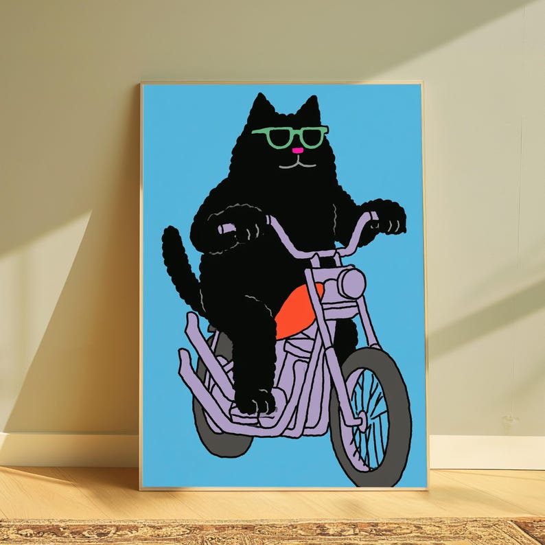 以下が含まれることがあります： ピンクの鼻と鮮やかな緑色のサングラスをかけた黒猫が描かれた長方形のアートプリント。猫は、鮮やかなオレンジ色のガソリンタンクを備えた薄紫色のオートバイに乗っており、背景は鮮やかな水色で塗りつぶされています。