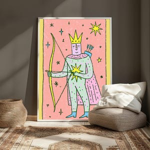 K&ouml;nnte beinhalten: Ein gerahmter Wandkunstdruck mit einer stilisierten Illustration einer Figur mit Krone und Umhang, die einen gelben Bogen und Pfeil h&auml;lt. Der Hintergrund ist rosa mit verstreuten gelben Sternen und schwarzen Punkten, umrandet von einem gelben Rand.