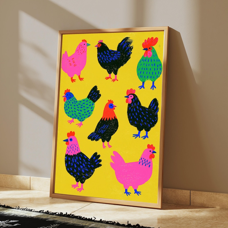 Puede incluir: Una l&aacute;mina art&iacute;stica enmarcada con un fondo amarillo brillante y ocho pollos estilizados de varios colores, incluyendo rosa, negro, verde y azul. Los pollos est&aacute;n dispuestos en un patr&oacute;n de cuadr&iacute;cula, cada uno con patrones de plumaje distintos.