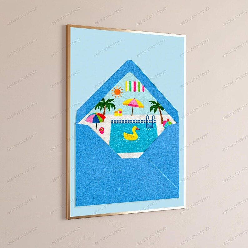 K&ouml;nnte beinhalten: Ein gerahmter Kunstdruck, der einen blauen Umschlag mit ge&ouml;ffneter Klappe zeigt, welcher eine sommerliche Poolszenen enth&uuml;llt. Die Illustration umfasst eine gelbe Quietscheente in einem blauen Pool, Palmen, einen bunten Sonnenschirm und eine leuchtend orange Sonne.