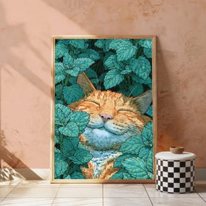 Puede incluir: Una impresi&oacute;n de arte mural enmarcada rectangular que presenta un gato atigrado naranja con los ojos cerrados y una expresi&oacute;n de satisfacci&oacute;n, acurrucado entre un follaje denso y vibrante de color verde azulado con pelaje naranja.