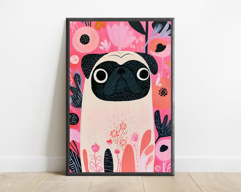 K&ouml;nnte beinhalten: Ein gerahmter Kunstdruck mit einer stilisierten Illustration eines beigen Mopses mit schwarzer Gesichtsmaske. Der Hund ist vor einem leuchtend rosa Hintergrund zentriert, der mit abstrakten Blumenformen, Bl&auml;ttern und Stielen in Koralle und Schwarz gef&uuml;llt ist.