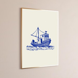 Pu&ograve; includere: Una stampa artistica da parete incorniciata con un'illustrazione a inchiostro blu di un peschereccio su sfondo color crema. Il disegno raffigura un'imbarcazione con un albero e una figura sul ponte, che naviga tra onde stilizzate e agitate.