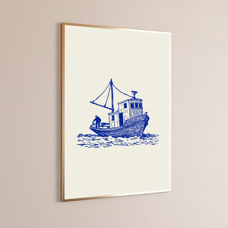 Pu&ograve; includere: Una stampa artistica da parete incorniciata con un'illustrazione a inchiostro blu di un peschereccio su sfondo color crema. Il disegno raffigura un'imbarcazione con un albero e una figura sul ponte, che naviga tra onde stilizzate e agitate.