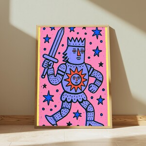 Puede incluir: Una l&aacute;mina art&iacute;stica rectangular enmarcada que muestra a un caballero morado estilizado con armadura y corona, sosteniendo una espada en alto. El caballero tiene un emblema de sol en el pecho. Fondo rosa con estrellas azules y borde amarillo.