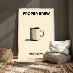 Op de afbeelding: Een rechthoekige wandposter met een cr&egrave;mekleurige achtergrond, de tekst PROPER BREW bovenaan en that's better onderaan. In het midden staat een grafische illustratie van een beige koffiemok gevuld met een donkere vloeistof.