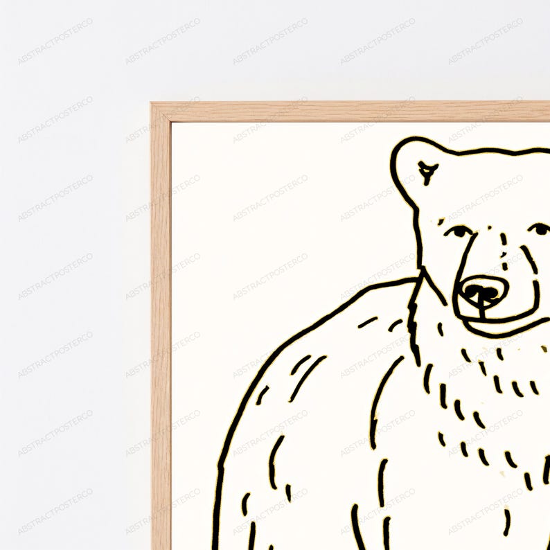 K&ouml;nnte beinhalten: Ein gerahmter Wandkunstdruck mit einer schwarzen Strichzeichnung eines B&auml;ren auf wei&szlig;em Hintergrund. Der B&auml;r ist von der Brust aufw&auml;rts dargestellt und zeigt Kopf und Schultern mit einfachen, klaren Strichen. Der Rahmen besteht aus hellem Holz.