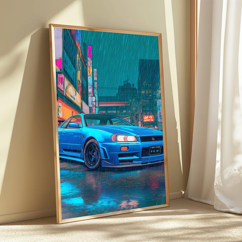 Pu&ograve; includere: Una stampa artistica verticale incorniciata raffigurante un'auto sportiva blu brillante parcheggiata su una strada cittadina bagnata di notte. La scena &egrave; illuminata da insegne al neon nei toni del rosa, arancione e giallo sotto la pioggia.