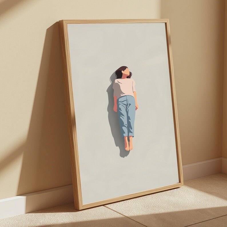 Pu&ograve; includere: Una stampa artistica incorniciata che presenta un'illustrazione minimalista di una persona che fluttua su uno sfondo grigio chiaro. La figura indossa una maglietta rosa pallido a maniche corte e pantaloni azzurri, con i piedi nudi. La cornice &egrave; in legno chiaro.