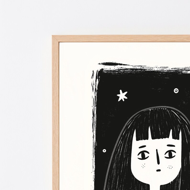 Pu&ograve; includere: Una stampa artistica incorniciata in bianco e nero che presenta un'illustrazione stilizzata di una persona con lunghi capelli scuri su uno sfondo scuro con stelle bianche. L'opera &egrave; inserita in una cornice di legno chiaro dal bordo semplice.