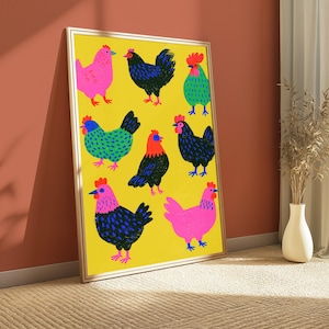 Puede incluir: Una impresi&oacute;n de arte mural rectangular enmarcada que presenta un fondo amarillo brillante con ocho pollos estilizados en varios colores, incluyendo rosa, negro, verde y azul. Cada pollo tiene una cresta y barbillas rojas, dispuestos en cuadr&iacute;cula.