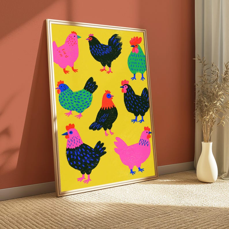 Puede incluir: Una impresi&oacute;n de arte mural rectangular enmarcada que presenta un fondo amarillo brillante con ocho pollos estilizados en varios colores, incluyendo rosa, negro, verde y azul. Cada pollo tiene una cresta y barbillas rojas, dispuestos en cuadr&iacute;cula.