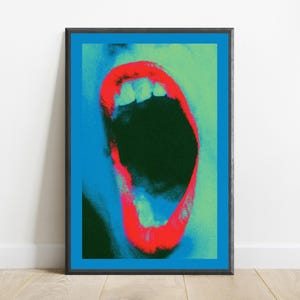 Puede incluir: Una impresi&oacute;n de arte mural enmarcada que presenta un gr&aacute;fico de estilo pop-art de alto contraste de una boca abierta. Los labios est&aacute;n representados en un rojo vibrante y saturado sobre un fondo granulado y texturizado de verde lima y azul.
