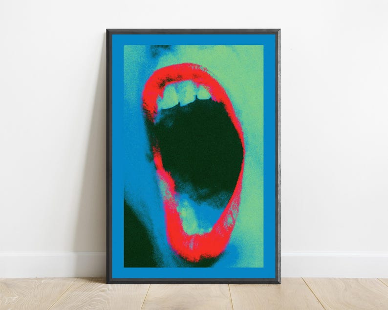 Puede incluir: Una impresi&oacute;n de arte mural enmarcada que presenta un gr&aacute;fico de estilo pop-art de alto contraste de una boca abierta. Los labios est&aacute;n representados en un rojo vibrante y saturado sobre un fondo granulado y texturizado de verde lima y azul.