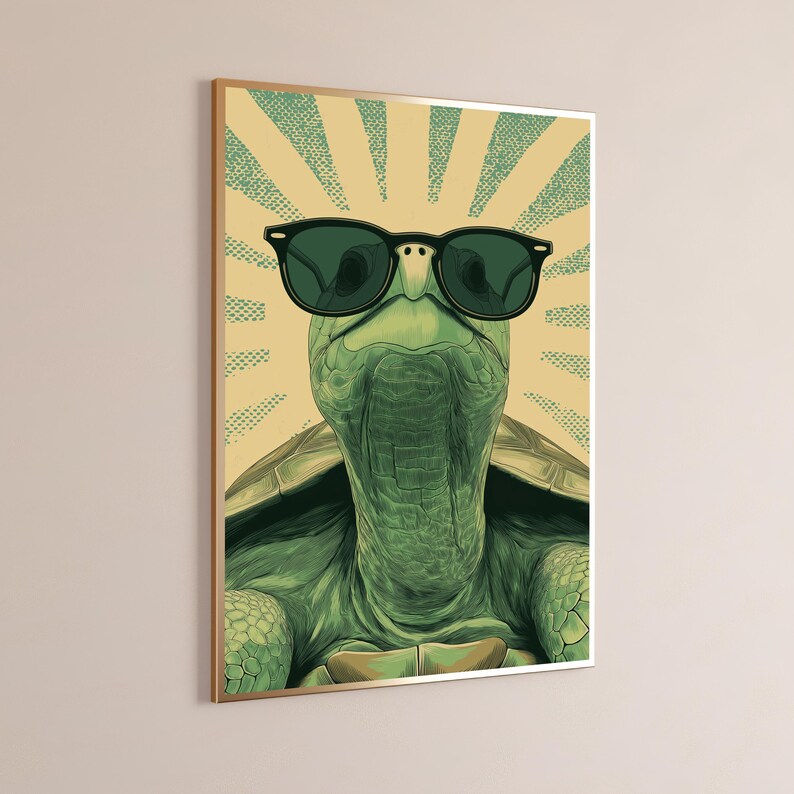 K&ouml;nnte beinhalten: Ein gerahmter Wandkunstdruck, der eine gr&uuml;ne Schildkr&ouml;te mit einer schwarzen Sonnenbrille zeigt. Die Schildkr&ouml;te ist vor einem hellgelben Hintergrund mit einem strahlenf&ouml;rmigen Sonnenmuster in einem dunkleren Gelbton zentriert, was eine grafische Komposition ergibt.