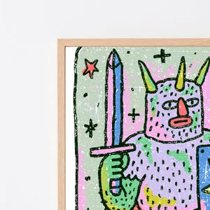 以下が含まれることがあります： 角のある紫色の生き物が青とピンクの剣を持っている様子を描いた、テクスチャ感のある壁掛けアートプリント。背景は薄緑色で、小さな黒い十字と赤い星が描かれています。作品全体にクレヨンのような粒状の質感があります。
