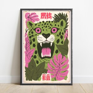 Peut inclure: Une impression d'art encadr&eacute;e repr&eacute;sentant un l&eacute;opard vert stylis&eacute; aux yeux roses, la gueule ouverte montrant des dents ac&eacute;r&eacute;es. Le l&eacute;opard est entour&eacute; de feuilles tropicales roses et vert fonc&eacute;. L'impression comporte des caract&egrave;res chinois roses.