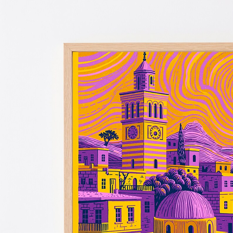 Peut inclure: Une impression d'art encadr&eacute;e repr&eacute;sentant une illustration stylis&eacute;e d'une tour d'horloge et de b&acirc;timents environnants dans des tons vifs de jaune et de violet. Le ciel pr&eacute;sente des motifs tourbillonnants et l'architecture inclut un d&ocirc;me.