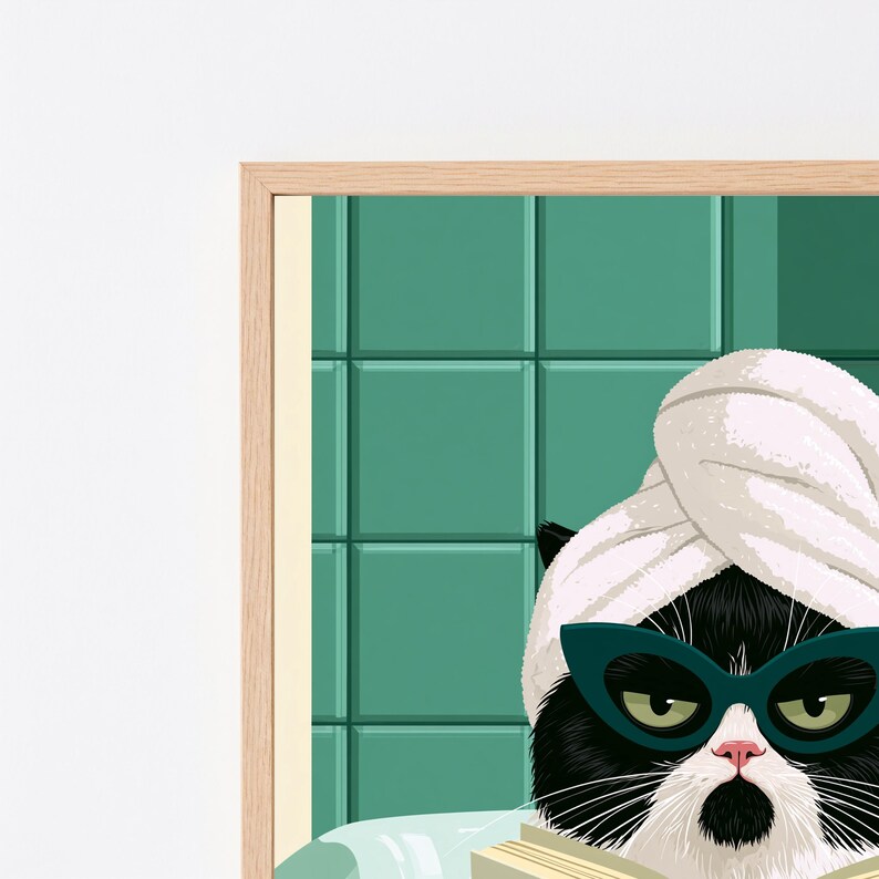 Pu&ograve; includere: Una stampa artistica da parete incorniciata raffigurante un gatto bianco e nero con un asciugamano bianco avvolto intorno alla testa e occhiali a gatto color verde acqua. Il gatto &egrave; davanti a una parete piastrellata e tiene un libro aperto.