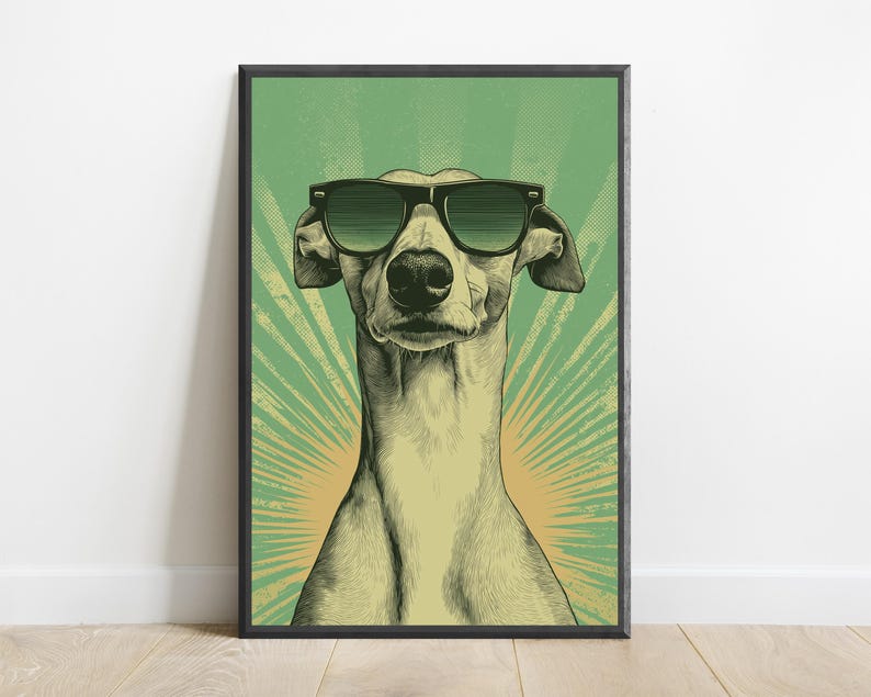 Pode incluir: Uma impress&atilde;o art&iacute;stica vertical emoldurada apresentando uma ilustra&ccedil;&atilde;o estilizada de um galgo usando &oacute;culos de sol pretos. O c&atilde;o est&aacute; centralizado contra um fundo verde com um padr&atilde;o de raios de sol em verde claro atr&aacute;s dele.