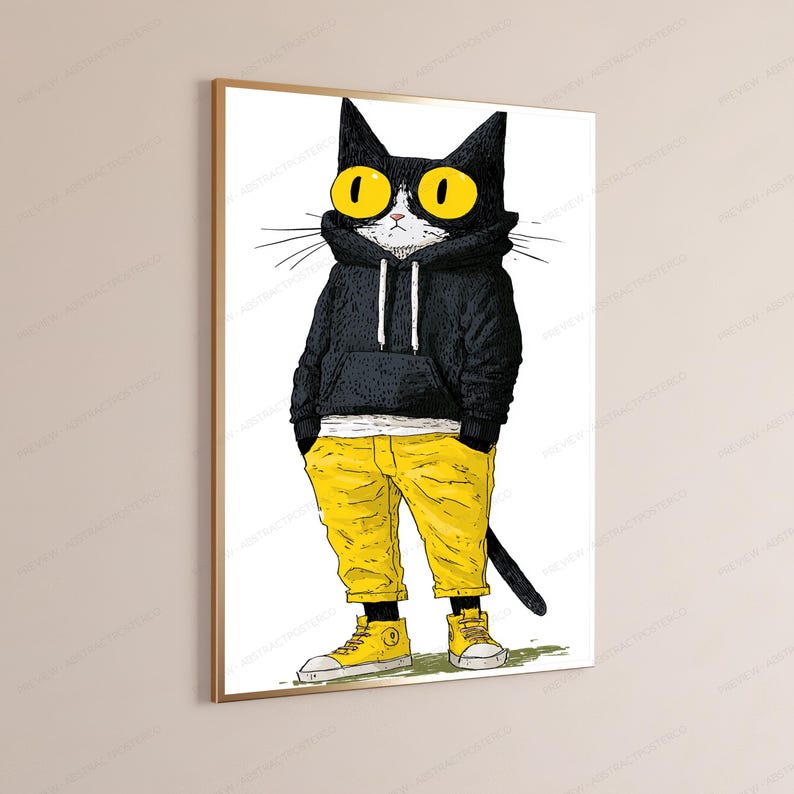 K&ouml;nnte beinhalten: Ein gerahmter Wandkunstdruck, der eine schwarz-wei&szlig;e Katze mit gro&szlig;en gelben Augen zeigt. Die Katze tr&auml;gt einen schwarzen Kapuzenpullover mit wei&szlig;en Kordeln, eine leuchtend gelbe Hose und passende gelbe High-Top-Sneaker und steht auf einem gr&uuml;nen Fleck.