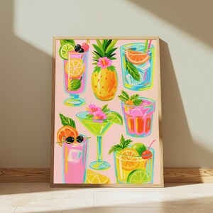 K&ouml;nnte beinhalten: Ein vertikaler Kunstdruck mit einer farbenfrohen Illustration verschiedener tropischer Cocktails und einer Ananas auf hellrosa Hintergrund. Die Getr&auml;nke sind mit Zitrusfr&uuml;chten, Kirschen, Beeren und gr&uuml;nen Minzbl&auml;ttern in leuchtenden Farben verziert.