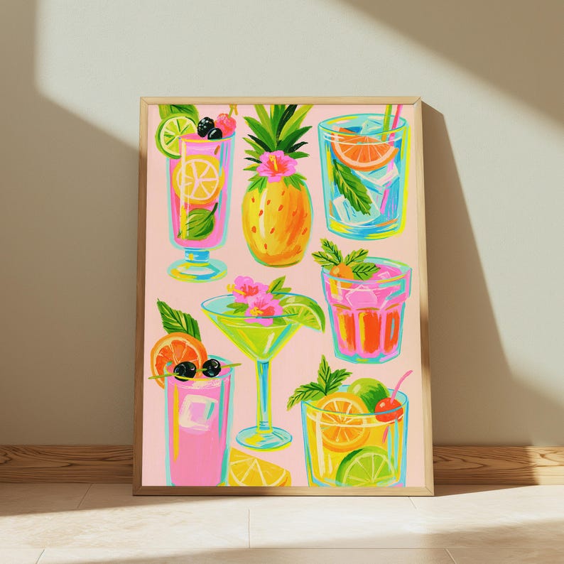 K&ouml;nnte beinhalten: Ein vertikaler Kunstdruck mit einer farbenfrohen Illustration verschiedener tropischer Cocktails und einer Ananas auf hellrosa Hintergrund. Die Getr&auml;nke sind mit Zitrusfr&uuml;chten, Kirschen, Beeren und gr&uuml;nen Minzbl&auml;ttern in leuchtenden Farben verziert.