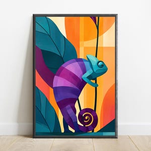 K&ouml;nnte beinhalten: Ein gerahmter Wandkunstdruck mit einem stilisierten Cham&auml;leon mit violett-blau gestreiftem K&ouml;rper. Das Cham&auml;leon ist vor einem Hintergrund aus gro&szlig;en blaugr&uuml;nen Bl&auml;ttern und abstrakten geometrischen Formen in Orange- und Gelbt&ouml;nen dargestellt.