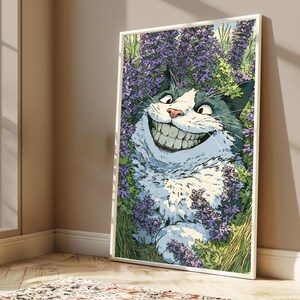 Peut inclure: Une impression d'art mural verticale encadr&eacute;e repr&eacute;sentant une illustration stylis&eacute;e d'un chat gris et blanc au pelage duveteux avec un large sourire aux dents visibles. Le chat est nich&eacute; parmi de hautes herbes vertes et des fleurs violettes.