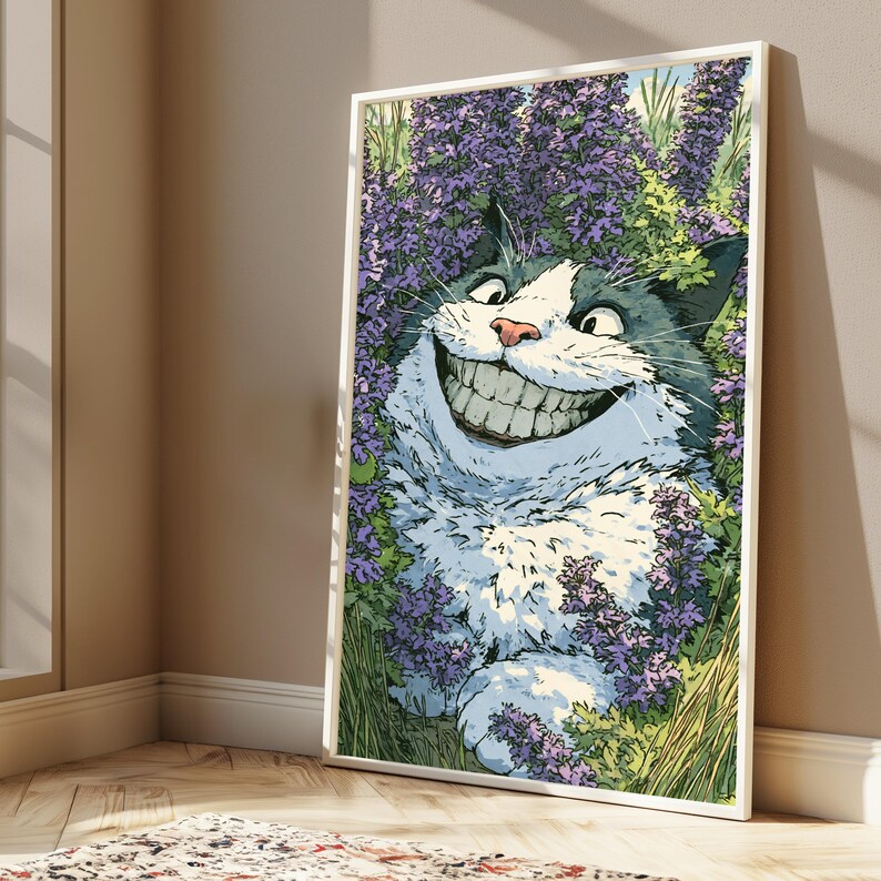 Peut inclure: Une impression d'art mural verticale encadr&eacute;e repr&eacute;sentant une illustration stylis&eacute;e d'un chat gris et blanc au pelage duveteux avec un large sourire aux dents visibles. Le chat est nich&eacute; parmi de hautes herbes vertes et des fleurs violettes.