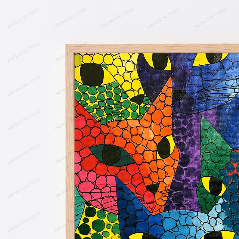Puede incluir: Una impresi&oacute;n de arte mural enmarcada que presenta una ilustraci&oacute;n vibrante y multicolor de varias caras de gatos en estilo mosaico. Los gatos est&aacute;n representados en tonos brillantes de amarillo, naranja, rojo, rosa, azul, morado y verde.