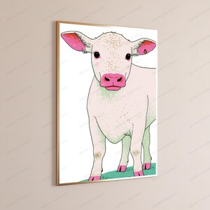 Peut inclure: Une impression d'art mural encadr&eacute;e repr&eacute;sentant une illustration stylis&eacute;e d'un veau blanc avec un museau et l'int&eacute;rieur des oreilles roses. Le veau est repr&eacute;sent&eacute; debout sur une petite parcelle d'herbe verte sur fond blanc, en style lin&eacute;aire.