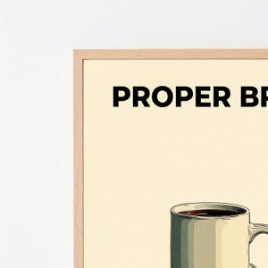 Op de afbeelding: Een ingelijste kunstdruk met een lichtcr&egrave;me achtergrond en de zwarte tekst PROPER BR bovenaan. Onder de tekst staat een gedetailleerde illustratie van een keramische mok gevuld met zwarte koffie, weergegeven in groen- en bruintinten.