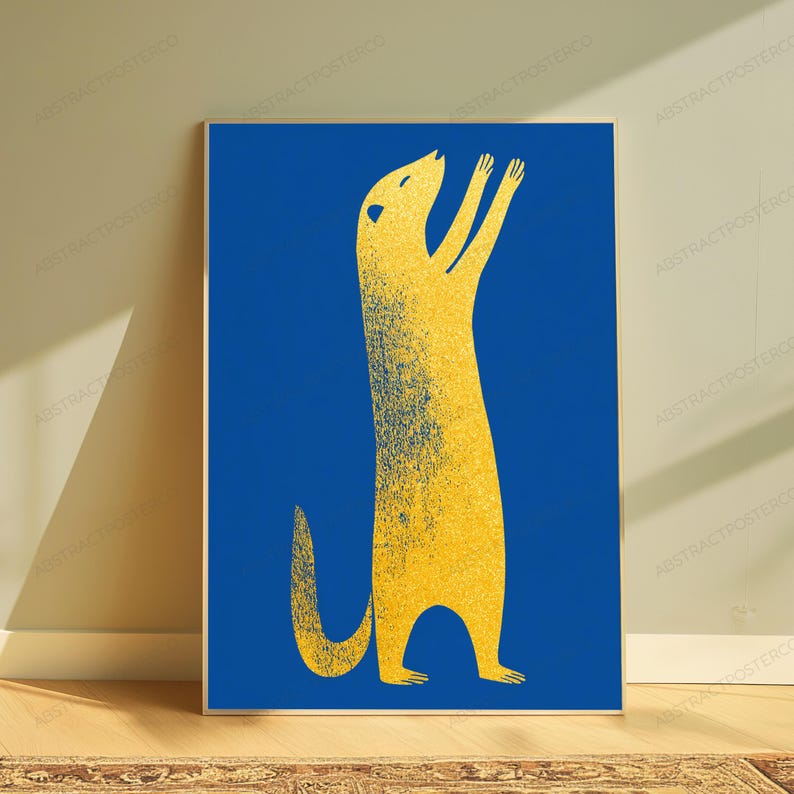 K&ouml;nnte beinhalten: Ein rechteckiger Wandkunstdruck mit einem stilisierten goldgelben Erdm&auml;nnchen, das auf seinen Hinterbeinen vor einem einfarbigen, tiefblauen Hintergrund steht. Das Erdm&auml;nnchen hat eine texturierte, k&ouml;rnige Optik mit erhobenen Vorderpfoten und einem geschwungenen Schwanz.