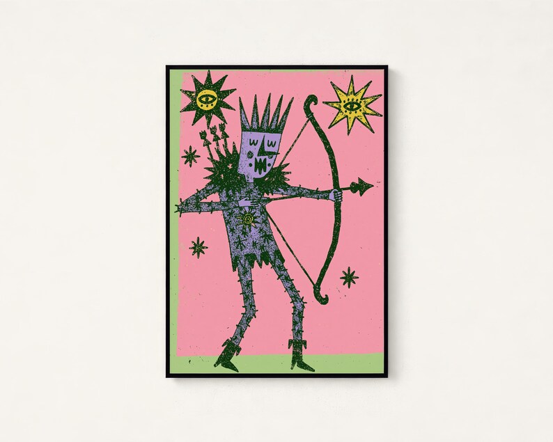 K&ouml;nnte beinhalten: Ein gerahmter Kunstdruck auf rosa Hintergrund mit einer violetten Figur, die eine Krone tr&auml;gt und einen Pfeil und Bogen h&auml;lt. Die Figur ist von gr&uuml;nen Sternen und zwei Sonnen mit Augen umgeben. Die Illustration hat eine texturierte, dunkelgr&uuml;ne Kontur.