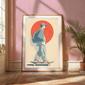Pu&ograve; includere: Una stampa artistica incorniciata che raffigura l'illustrazione stilizzata di una persona con berretto, giacca e pantaloni larghi su uno skateboard. La persona indossa uno zaino, su uno sfondo con un grande cerchio rosso su campo color crema.