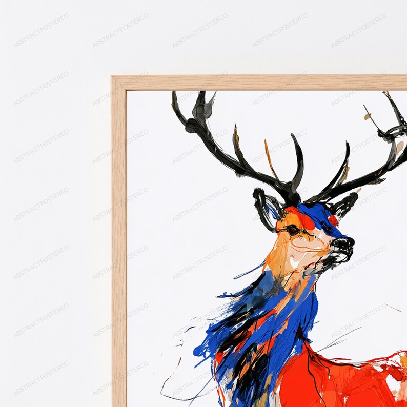K&ouml;nnte beinhalten: Ein gerahmter Wandkunstdruck mit einer stilisierten Hirschillustration. Der Hirsch ist mit kr&auml;ftigen, ausdrucksstarken Pinselstrichen in leuchtenden Rot-, Blau- und Oranget&ouml;nen dargestellt, mit schwarzem Geweih auf wei&szlig;em Grund.