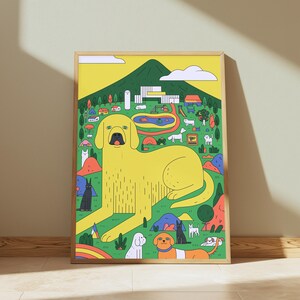 Pode incluir: Uma impress&atilde;o de arte retangular apresentando um c&atilde;o amarelo grande em primeiro plano contra uma paisagem com uma montanha verde, pequenas casas, &aacute;rvores e v&aacute;rios c&atilde;es e gatos menores de v&aacute;rias cores, tudo em um estilo gr&aacute;fico plano.
