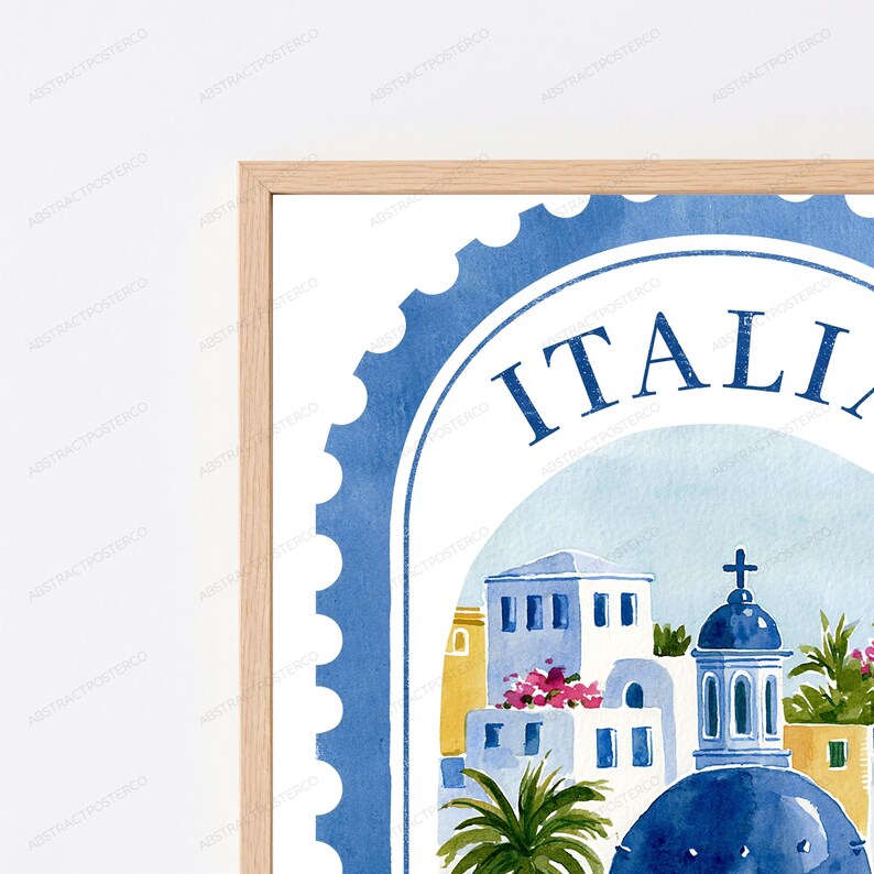 K&ouml;nnte beinhalten: Ein gerahmter Aquarelldruck in Form einer Briefmarke mit einer blau-wei&szlig;en mediterranen K&uuml;stenszene, wei&szlig;en Geb&auml;uden, einer blauen Kuppel mit Kreuz und gr&uuml;nen Palmen, wobei der Text ITALIA oben aufgedruckt ist.