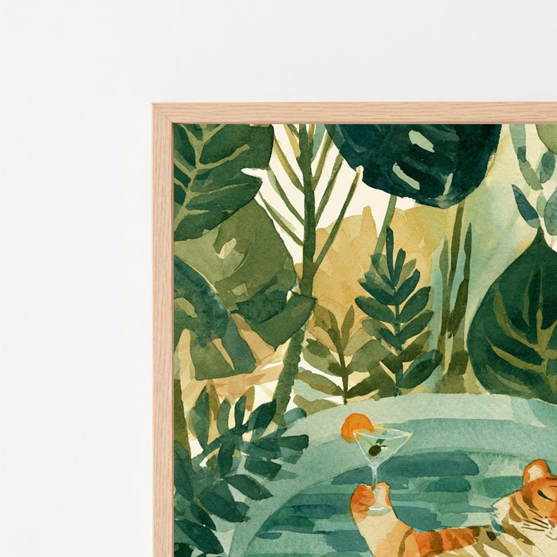 Peut inclure: Une peinture &agrave; l'aquarelle encadr&eacute;e repr&eacute;sentant un tigre se relaxant dans une piscine entour&eacute;e d'un feuillage tropical luxuriant. Le tigre tient un verre &agrave; martini avec une tranche d'orange et une olive. L'&oelig;uvre est dans un cadre en bois clair.