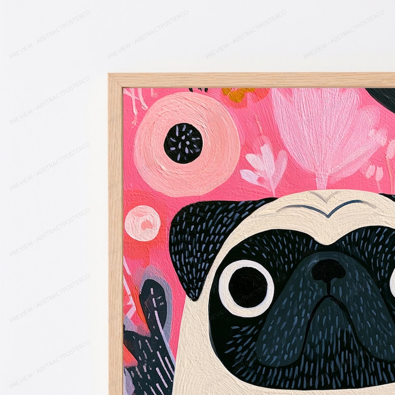 K&ouml;nnte beinhalten: Ein gerahmter Kunstdruck, der einen stilisierten Mops mit schwarzem Gesicht und beigem K&ouml;rper zeigt, vor einem leuchtend rosa Hintergrund mit abstrakten Blumenformen und Pinselstrich-Texturen. Der Rahmen besteht aus hellem Holz mit sauberer Oberfl&auml;che.