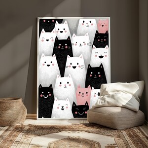 K&ouml;nnte beinhalten: Ein rechteckiger Wandkunstdruck mit einer dichten, geschichteten Illustration mehrerer stilisierter Katzen in Schwarz, Wei&szlig; und zartem Rosa. Die Katzen haben einfache Gesichtsz&uuml;ge, darunter runde Augen, kleine Nasen und l&auml;chelnde M&uuml;nder.