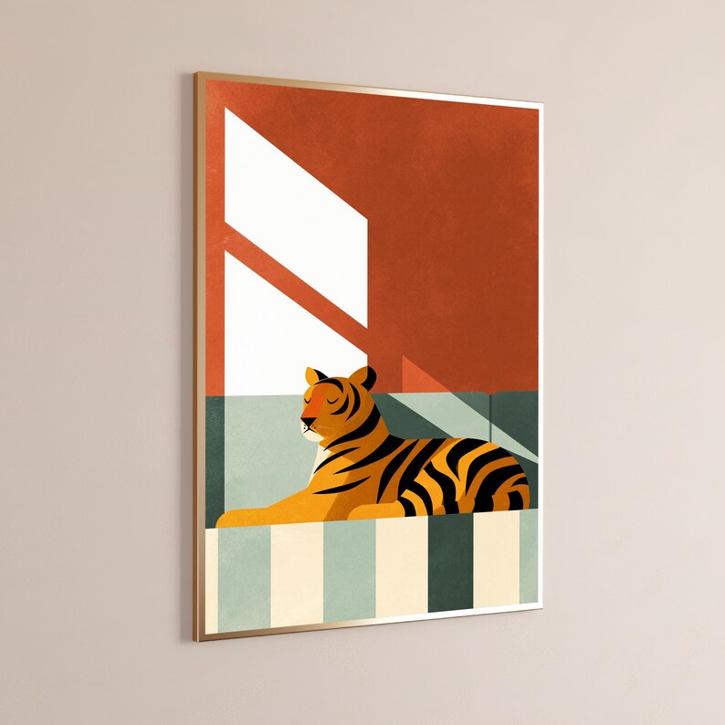 Pu&ograve; includere: Una stampa artistica da parete incorniciata raffigurante una tigre stilizzata arancione e nera che riposa su una superficie a strisce verticali verde chiaro e bianche. Lo sfondo mostra una parete arancione scuro con un fascio di luce bianco.