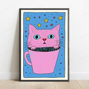 Pu&ograve; includere: Una stampa artistica incorniciata raffigurante un gatto rosa con grandi occhi azzurri seduto all'interno di una tazza rosa. Lo sfondo &egrave; di un blu vivace pieno di stelle gialle e rosse. L'illustrazione presenta contorni neri e uno stile grafico.