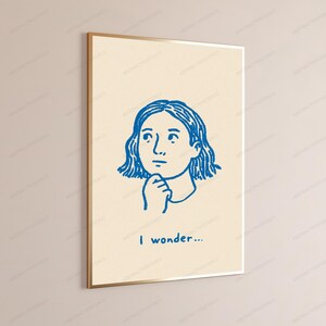 Pu&ograve; includere: Una stampa artistica da parete incorniciata con uno sfondo color crema e un disegno a linee blu di una persona con capelli alle spalle che appoggia il mento sulla mano. Sotto l'illustrazione, il testo recita I wonder in inchiostro blu.