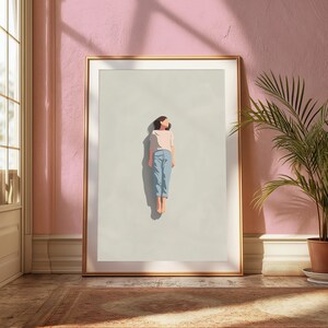 Pu&ograve; includere: Una stampa artistica da parete incorniciata che presenta un'illustrazione minimalista di una persona distesa su uno sfondo beige chiaro. La figura indossa un top rosa pallido a maniche corte e pantaloni azzurri, con un'ombra scura proiettata a sinistra.