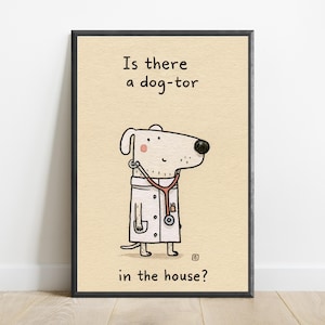 K&ouml;nnte beinhalten: Ein gerahmter Kunstdruck auf hellbeigem Hintergrund mit einem Cartoon-Hund, der einen wei&szlig;en Laborkittel und ein Stethoskop tr&auml;gt. Der Text &uuml;ber dem Hund lautet Is there a dog-tor und unter dem Hund in the house? in schwarzer Schrift.